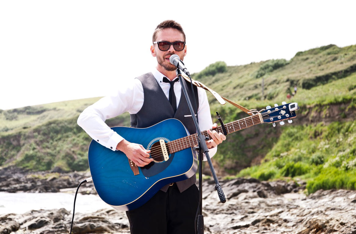 kaj-musician-outside-wedding-holiday-destination